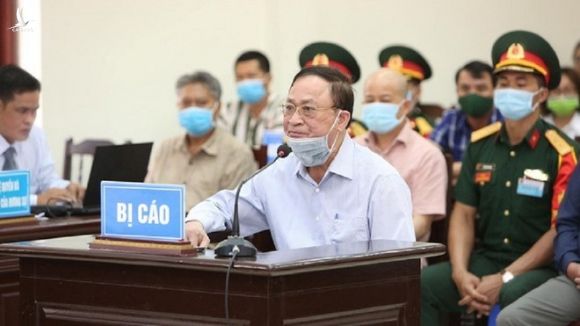 Cựu đô đốc Nguyễn Văn Hiến tại phiên tòa sơ thẩm /// Ảnh Đình Trường