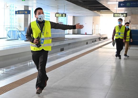 Nhân viên đường sắt Cát Linh - Hà Đông thực hành tại nhà ga ngày 3/12. Ảnh Giang Huy.