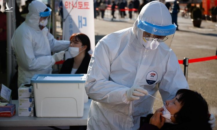Một điểm xét nghiệm Covid-19 tại thủ đô Seoul, Hàn Quốc, ngày 21/12. Ảnh: Reuters.