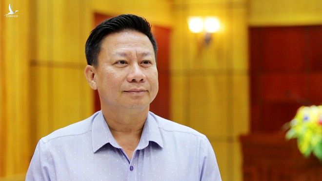 Chủ tịch UBND tỉnh Tây Ninh Nguyễn Thanh Ngọc, Trưởng Ban chỉ đạo phòng, chống dịch bệnh tỉnh trao đổi với PV Thanh Niên /// ẢNH: GIANG PHƯƠNG