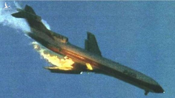Chiếc Pacific Southwest Airlines bốc cháy sau khi va chạm với một máy bay hạng nhẹ trên bầu trời nước Mỹ. Ảnh: News