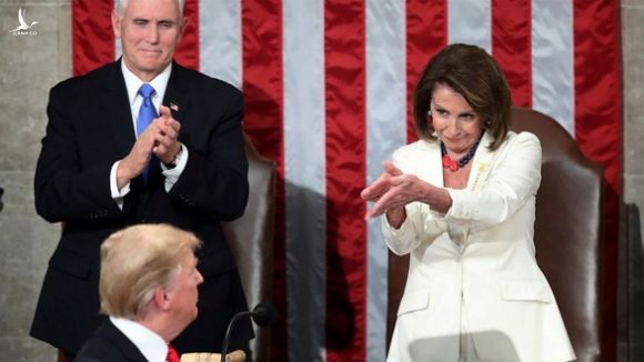 Bà Nancy Pelosi đòi túm tóc ông Trump lôi ra khỏi Nhà Trắng - Ảnh 1.