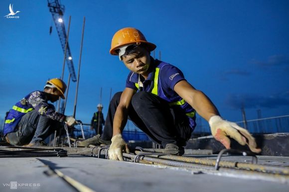 Công nhân làm việc trên công trường xây dựng ở Hà Nội, tháng 6/2020. Ảnh: Ngọc Thành