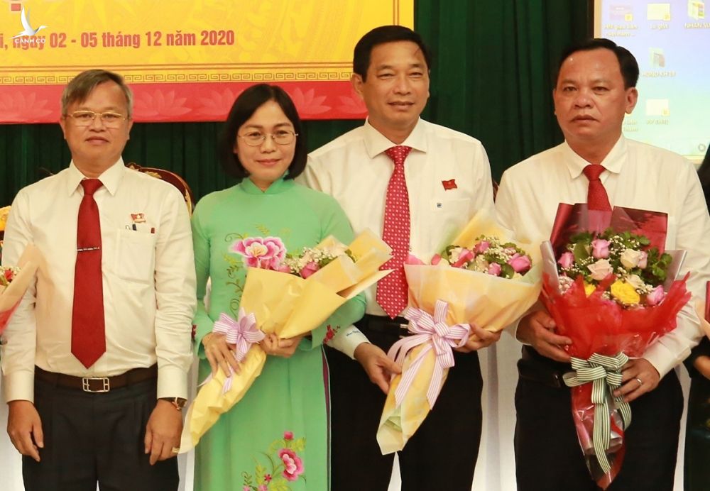 Chủ tịch UBND tỉnh Đồng Nai (bìa trái) tặng hoa chúc mừng bà Hoàng, ông Phi và ông Đức chiều nay. Ảnh: Thái Hà