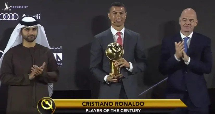 Ronaldo (giữa) nhận thưởng cùng Al Maktoum (trái) và Infantino (phải). Ảnh chụp màn hình