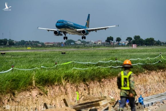 Công trường cải tạo đường băng sân bay Nội Bài, tháng 7/2020. Ảnh: Giang Huy