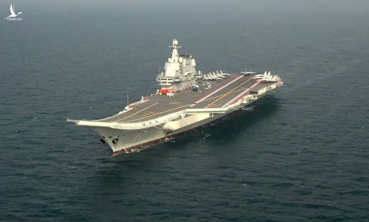 Tàu Sơn Đông chạy thử trên biển hồi tháng 6. Ảnh: CCTV.