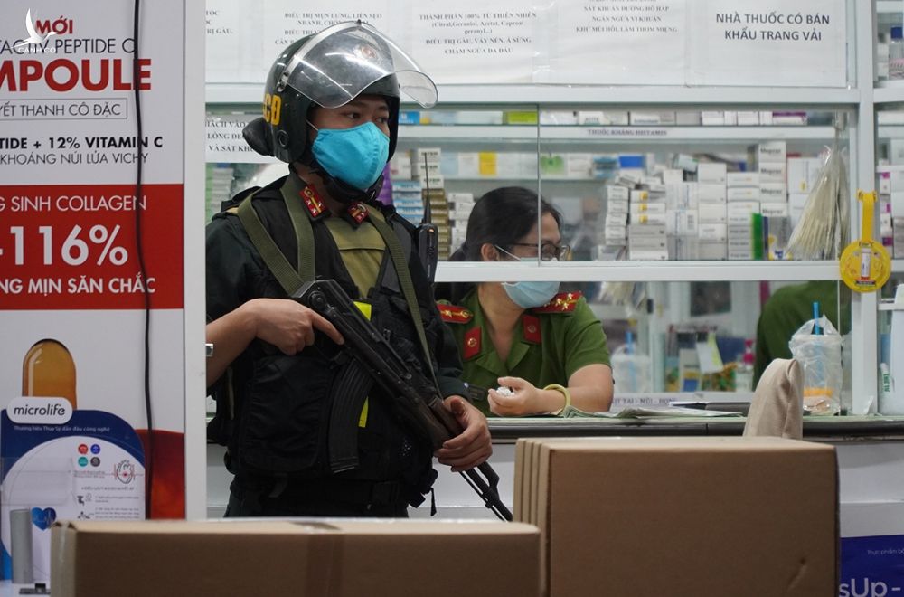 Cảnh sát cơ động tại quầy thuốc Mẫn Sỹ Minh trên đường Phan Đình Phùng. Ảnh: Phước Tuấn