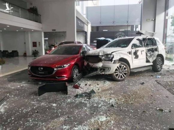 Xe ô tô mất lái tông vỡ cửa kính showroom Mazda, 1 người thương nặng - 1