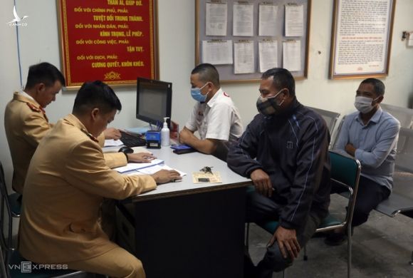 Các tài xế đến trụ sở Phòng CSGT Công an Hà Nội nộp phạt vi phạm giao thông, cuối tháng 11/2020. Ảnh: Bá Đô