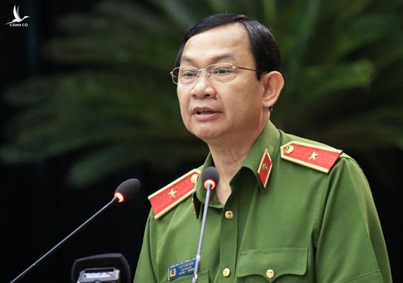 Thiếu tướng Đinh Thanh Nhàn, Phó giám đốc Công an TP HCM báo cáo tại hội nghị. Ảnh: Hữu Công.