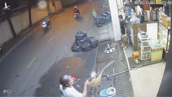 Truy bắt nam thanh niên đánh bạn gái dã man ở Sài Gòn