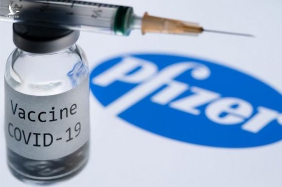 Hình minh họa ống tiêm và lọ có dòng chữ Vaccine Covid-19 bên cạnh logo của công ty Pfizer hôm 23/11. Ảnh: AFP.