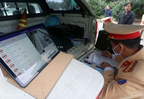 Tổ công tác đội 1 làm nhiệm vụ sáng 2/12 trên cao tốc Nội Bài-Lào Cai được cấp một máy tính bảng kết nối với hệ thống camera, trước khi lập biên bản sẽ cho tài xế xem clip vi phạm. Ảnh: Bá Đô