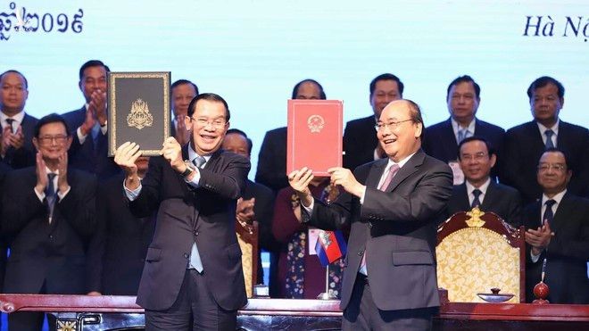 Thủ tướng Nguyễn Xuân Phúc và Thủ tướng Hun Sen ghi nhận thành quả đàm phán với 84% biên giới giữa 2 nước vào sáng 5.10 tại Hà Nội /// ẢNH: QUANG PHÚC