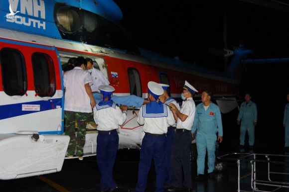 Vượt thời tiết xấu, bay xuyên đêm đưa bệnh nhân về đất liền cấp cứu - Ảnh 1.