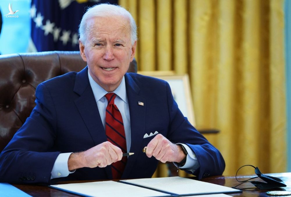 Tổng thống Joe Biden ký sắc lệnh ở Nhà Trắng ngày 28/1. Ảnh: AFP.