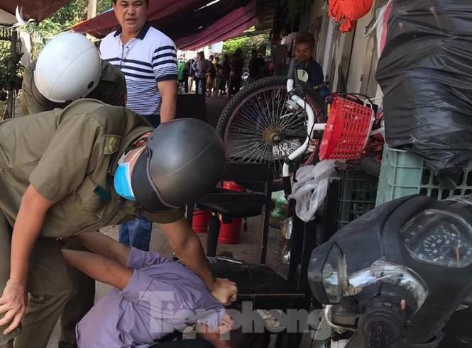 Nam thanh niên bị khống chế Nam thanh niên bị khống chế