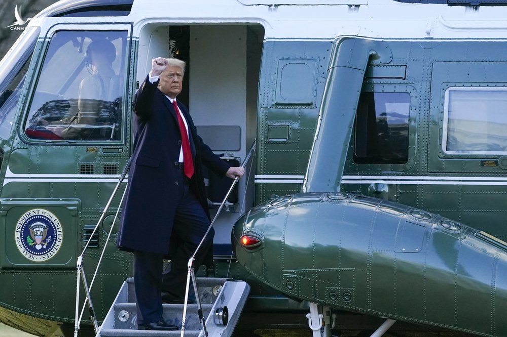 Tổng thống Trump lên trực thăng Marine One ở bãi cỏ Nhà Trắng để tới căn cứ quân sự Andrews. Sau đó ông lên chuyên cơ Air Force One để tới Florida. (Ảnh: AP).