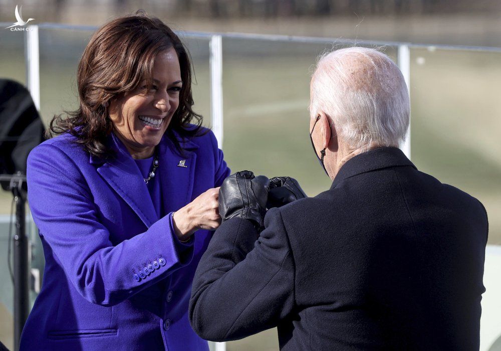 Bạn tranh cử của ông Biden - Phó Tổng thống Kamala Harris - vui mừng trong ngày nhậm chức 20/1/2021. (Ảnh: AP).