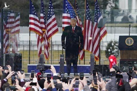 Tổng thống Donald Trump phát biểu trước người ủng hộ hôm 6/1 tại Washington. Ảnh: AP.