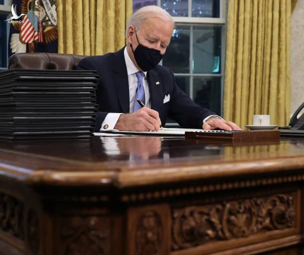 Ông Biden ký ban hành hàng chục lệnh hành pháp trong giờ đầu tiên làm tổng thống Mỹ. (Ảnh: Getty Images).