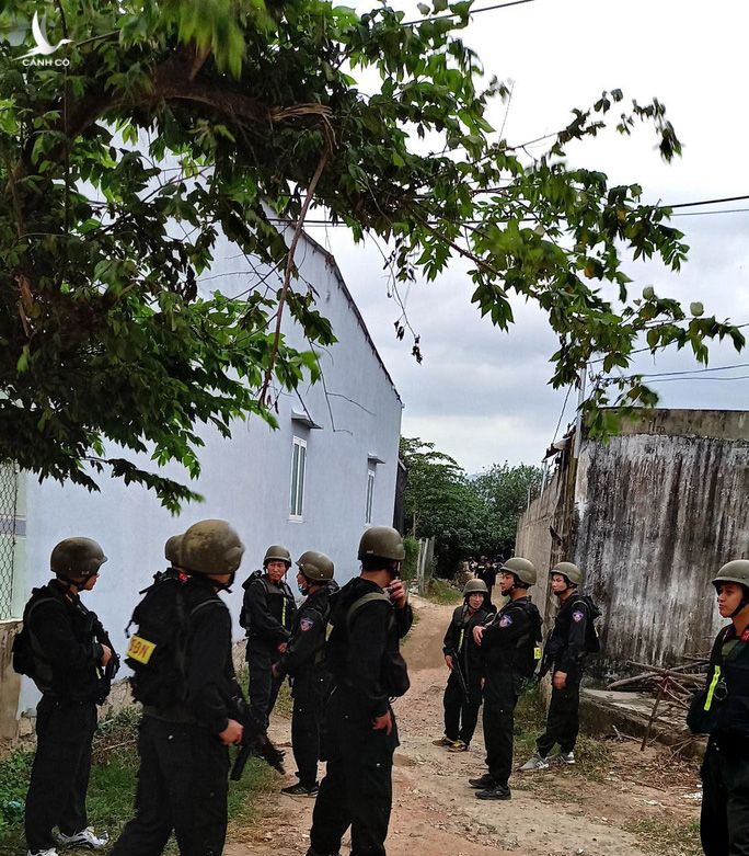 Hàng trăm cảnh sát Bộ Công an bất ngờ đột kích ổ cờ bạc “khủng” trong căn nhà hoang ở Bình Định - Ảnh 3.