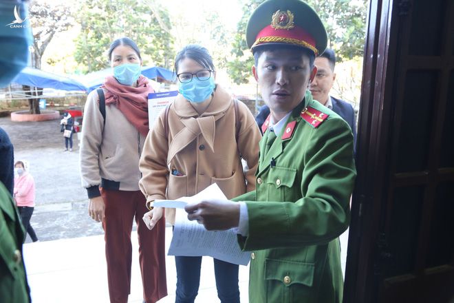 Đại gia xăng dầu Trịnh Sướng lấy tay che mặt trước ống kính của phóng viên tại tòa - Ảnh 2.