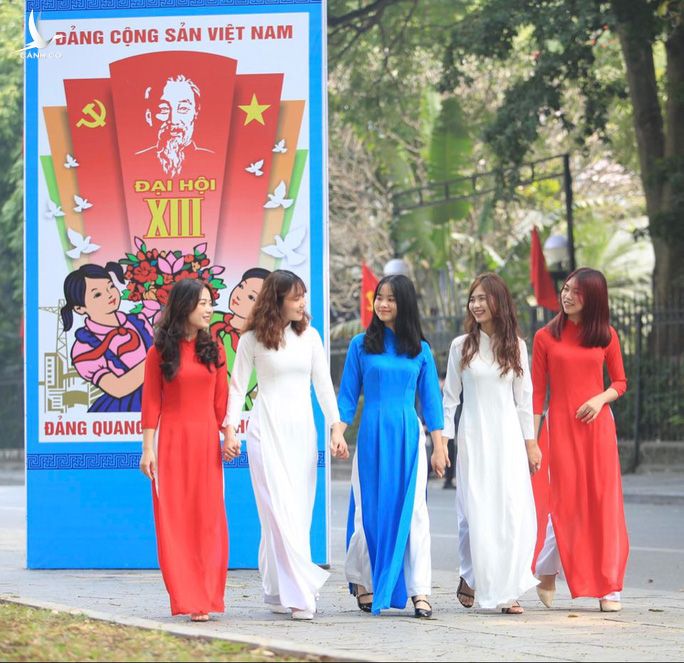 CLIP: Hà Nội rực rỡ chào mừng Đại hội Đảng XIII - Ảnh 15.