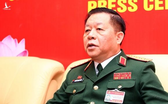Thượng tướng Nguyễn Trọng Nghĩa trao đổi với báo chí bên lề Đại hội Đảng 13. Ảnh: Hiếu Duy
