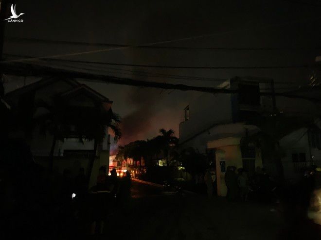 Vụ cháy tại xưởng may Q.Bình Tân: Điều động gần 200 chiến sĩ xuống hỗ trợ - ảnh 2