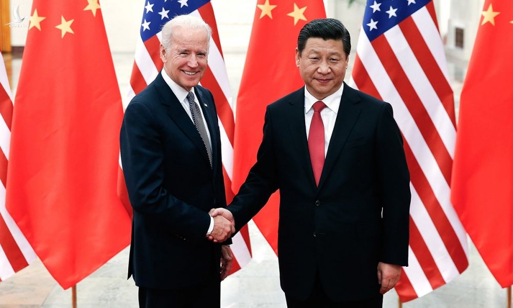 Chủ tịch Trung Quốc Tập Cận Bình (phải) bắt tay Joe Biden, khi đó đang là phó tổng thống Mỹ, tại Đại lễ đường Nhân dân Bắc Kinh hồi tháng 12/2013. Ảnh: Reuters.