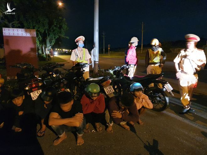 Nhóm thanh thiếu niên tụ tập cổ vũ đua xe trái phép bị bắt giữ /// Ảnh: Nguyễn Long