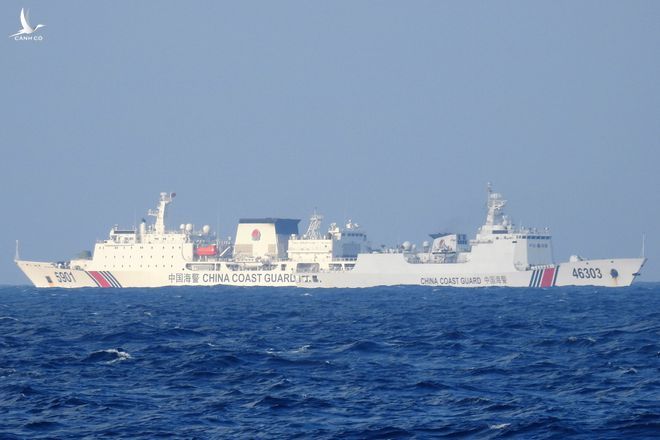 Hai tàu hải cảnh Trung Quốc 5901 và 46303 dàn đội hình ngăn chặn các tàu chấp pháp VN ngăn chặn tàu Hải Dương Địa chất 8 khảo sát trái phép ở vùng biển Tư Chính - Phúc Tần của Việt Nam vào tháng 9.2019 /// ẢNH: NGƯ DÂN CUNG CẤP
