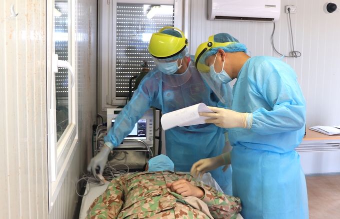 Các bác sĩ của bệnh viện dã chiến 2.2 thăm khám bệnh nhân tại phái bộ Gìn giữ hòa bình Liên Hợp Quốc ở Nam Sudan. Ảnh: BVDC 2.2
