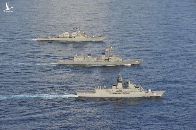 2 tàu khu trục Mỹ USS John S.McCain (DDG 56) và Nhật JS Kirisame (DD 104) cùng tàu hộ tống Úc HMAS Arunta (FFH 151) tập trận chung ở Biển Đông vào cuối tháng 10.2020 . /// Ảnh: PACOM