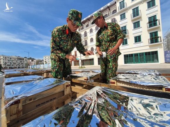 Lực lượng quân đội chuẩn bị pháo hoa bắn tại lễ công bố thành lập TP.Phú Quốc /// ẢNH: HOÀNG TRUNG