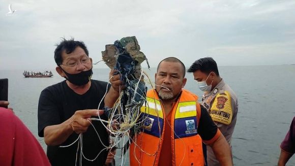 Nhân chứng vụ rơi máy bay Indonesia: Có 2 tiếng nổ, mảnh thi thể nổi trên biển - ảnh 7