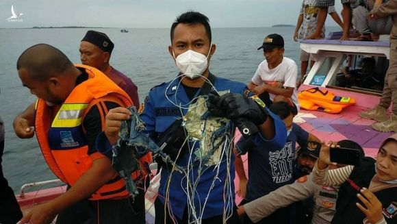 Nhân chứng vụ rơi máy bay Indonesia: Có 2 tiếng nổ, mảnh thi thể nổi trên biển - ảnh 6