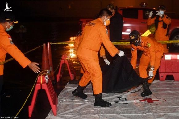 Nhân chứng vụ rơi máy bay Indonesia: Có 2 tiếng nổ, mảnh thi thể nổi trên biển - ảnh 2