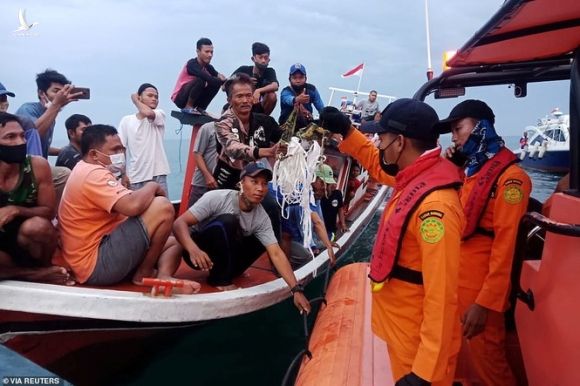 Nhân chứng vụ rơi máy bay Indonesia: Có 2 tiếng nổ, mảnh thi thể nổi trên biển - ảnh 5