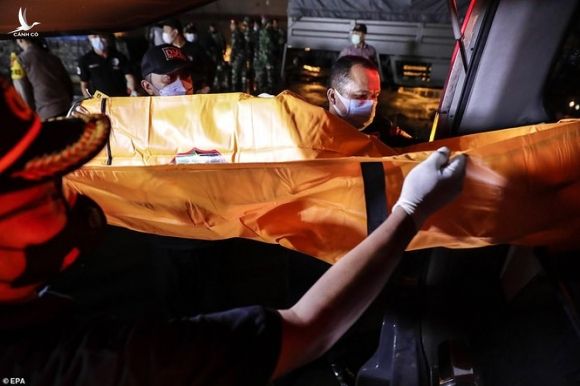 Nhân chứng vụ rơi máy bay Indonesia: Có 2 tiếng nổ, mảnh thi thể nổi trên biển - ảnh 4