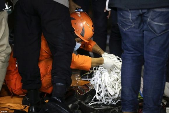 Nhân chứng vụ rơi máy bay Indonesia: Có 2 tiếng nổ, mảnh thi thể nổi trên biển - ảnh 3