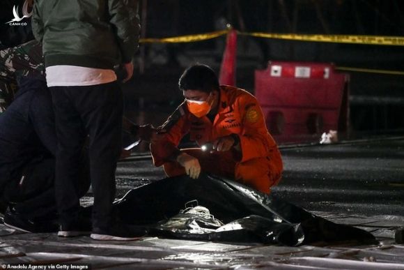 Nhân chứng vụ rơi máy bay Indonesia: Có 2 tiếng nổ, mảnh thi thể nổi trên biển - ảnh 8