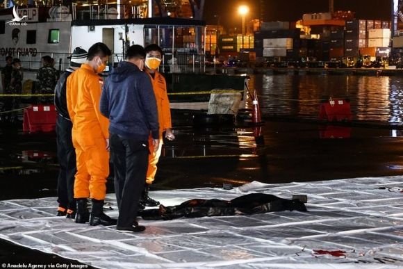Nhân chứng vụ rơi máy bay Indonesia: Có 2 tiếng nổ, mảnh thi thể nổi trên biển - ảnh 9