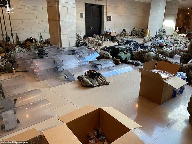 Hàng trăm vệ binh ngủ trên sàn nhà quốc hội Mỹ - 7