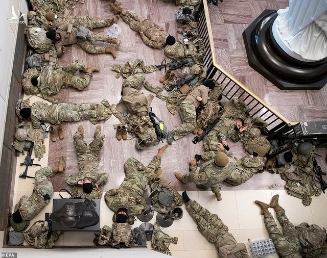 Hàng trăm vệ binh ngủ trên sàn nhà quốc hội Mỹ - 9