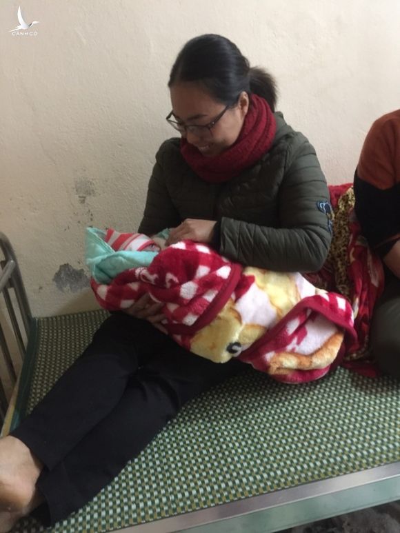 Xót xa 2 trẻ sơ sinh bị bỏ bên vệ đường trong giá rét 10 độ C - ảnh 1