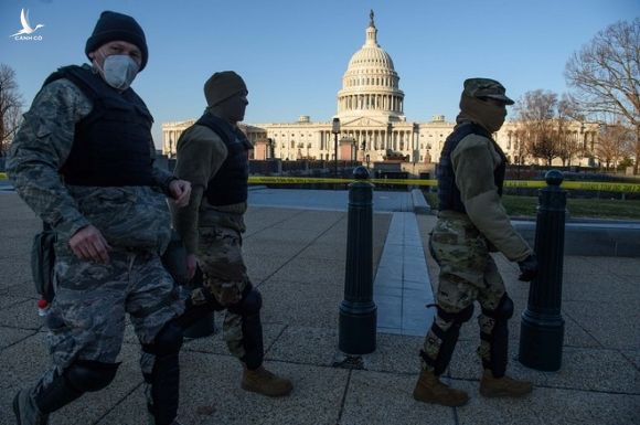 Lính Vệ binh Quốc gia đi ngang qua tòa nhà Quốc hội Mỹ ở thủ đô Washington D.C ngày 7.1 /// AFP