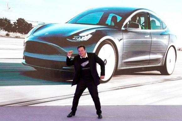 Tỉ phú Elon Musk nhảy trên sân khấu trong sự kiện giới thiệu chiếc Tesla Model 3 tại Thượng Hải (Trung Quốc) hồi tháng 1.2020 /// Reuters 